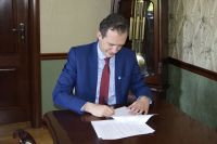 Burmistrz podpisuje umowę z Powiatem