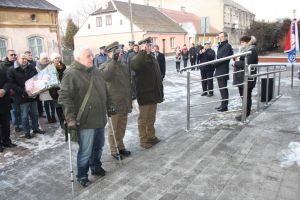 złożenie kwiatów pod tablicą