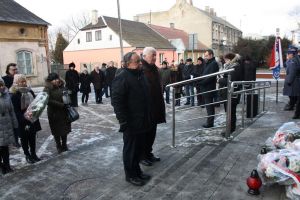 złożenie kwiatów pod tablicą