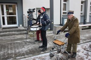 złożenie kwiatów pod tablicą