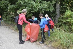 Uczniowie SP 3 podczas akcji "Sprzątania świata"