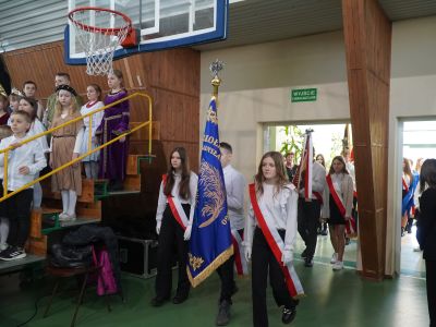 Nadanie sztandaru Szkole Podstawowej nr 5 im. Księcia Mazowieckiego Siemowita IV w Gostyninie