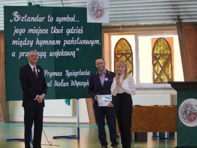 Nadanie sztandaru Szkole Podstawowej nr 5 im. Księcia Mazowieckiego Siemowita IV w Gostyninie