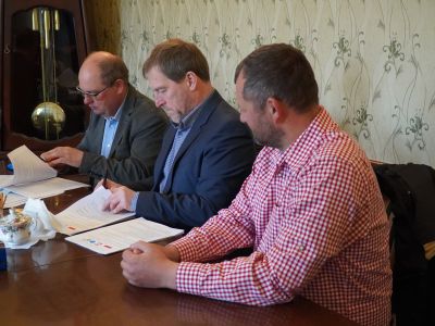 podpisanie umowy na budowę ścieżki spacerowej wokół jeziora Zamkowego
