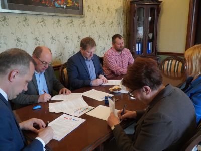 podpisanie umowy na budowę ścieżki spacerowej wokół jeziora Zamkowego
