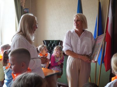 Przedszkolaki z Akademii Przedszkolaka u pani Burmistrz