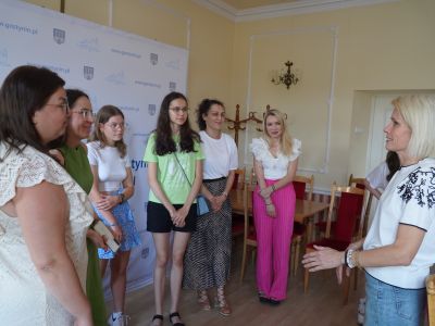 Uczestniczki Międzynarodowych Warsztatów Plastycznych w Langenfeld z burmistrz Agnieszką Korajczyk-Szyperską