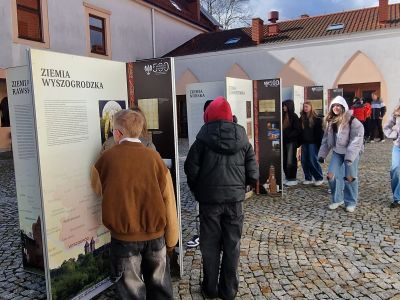Pierwsi zwiedzający wystawę „Mazowsze dla Korony” w Gostyninie
