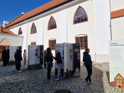 Pierwsi zwiedzający wystawę „Mazowsze dla Korony” w Gostyninie