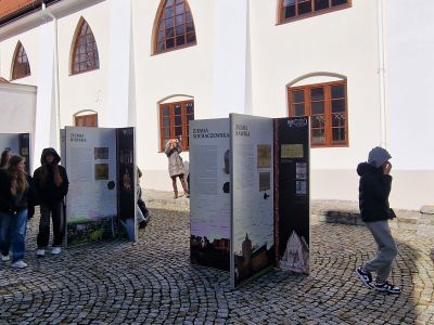 Pierwsi zwiedzający wystawę „Mazowsze dla Korony” w Gostyninie