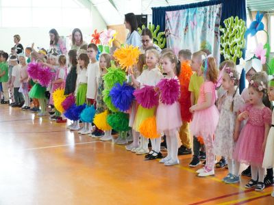 Wiosenny koncert pełen uśmiechów – mali artyści z Przedszkola nr 1 w Gostyninie oczarowali publiczność.