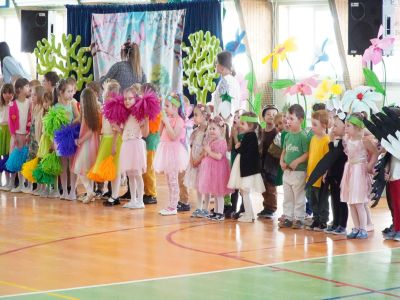 Wiosenny koncert pełen uśmiechów – mali artyści z Przedszkola nr 1 w Gostyninie oczarowali publiczność.