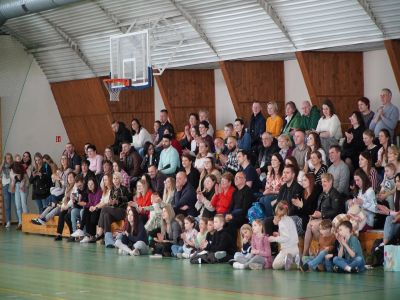 Wiosenny koncert pełen uśmiechów – mali artyści z Przedszkola nr 1 w Gostyninie oczarowali publiczność.