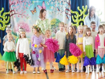 Wiosenny koncert pełen uśmiechów – mali artyści z Przedszkola nr 1 w Gostyninie oczarowali publiczność.