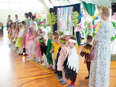 Wiosenny koncert pełen uśmiechów – mali artyści z Przedszkola nr 1 w Gostyninie oczarowali publiczność.