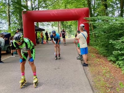 Rolkarze UKS Zwoleń-Team z 2 i 3 miejscem 10 etapu Długodystansowego Pucharu Polski w Rybnie