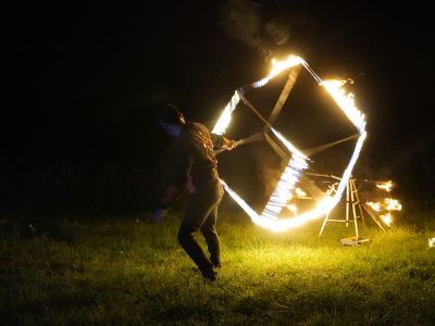 „Magia Ognia” hipnotyzujące widowisko podczas II Ogólnopolskiego Biegu Gostynińska Nocna 5