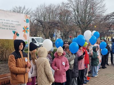 Młodzież ze Szkoły Podstawowej nr 1 świętuje Międzynarodowy Dzień Praw Dziecka
