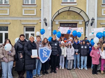 Młodzież ze Szkoły Podstawowej nr 1 świętuje Międzynarodowy Dzień Praw Dziecka