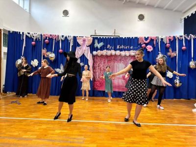 „Kobietą być…” – Inspirująca lekcja historii i pasji w SP nr 3