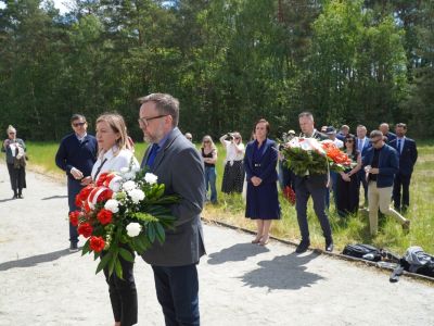 odsłonięcia tablicy upamiętniającej Żydów z centralnej Polski zamordowanych w niemieckim nazistowskim obozie zagłady...