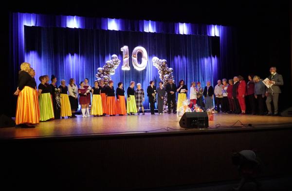 Jubileusz 10-lecia sekcji "Tańca w kręgu" Gostynińskiego Uniwersytetu Trzeciego Wieku